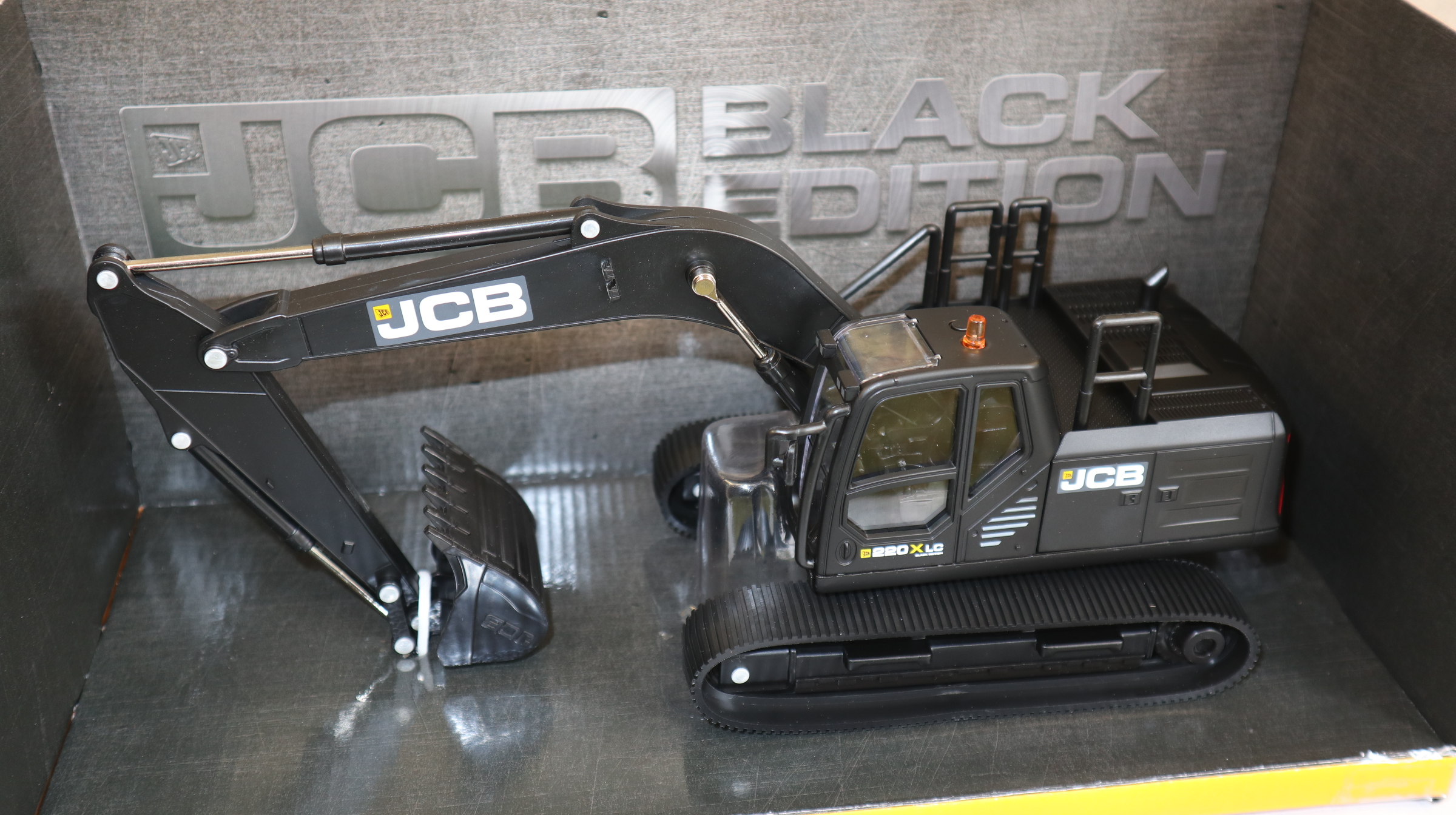 Pelle Mécanique BRITAINS JCB 220X LC - Échelle 1/32 - Noire - Réf 43377 - Neuf